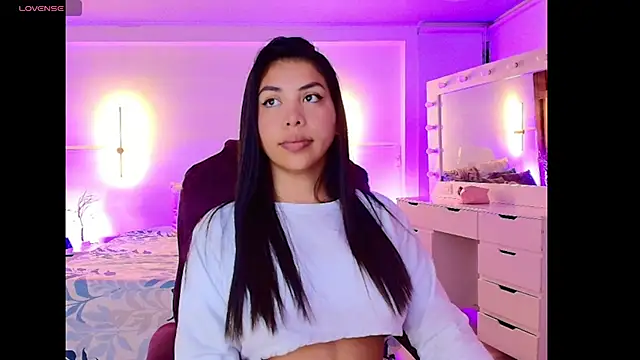 Snapshot of kloe28 chatting on 11/11/25, 03:50 kloe28 online show from 11/11/25, 03:50