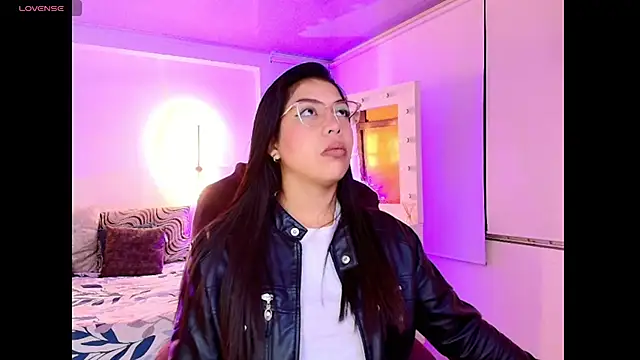 Snapshot of kloe28 chatting on 11/14/25, 03:49 kloe28 online show from 11/14/25, 03:49