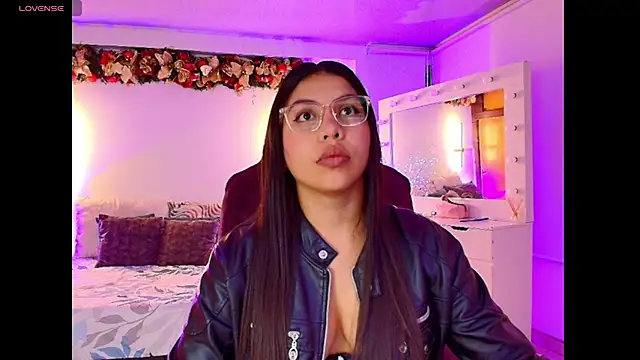 Snapshot of kloe28 chatting on 11/17/25, 04:07 kloe28 online show from 11/17/25, 04:07