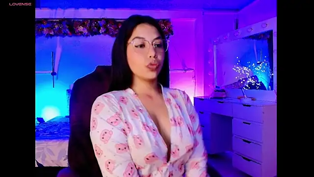 Snapshot of kloe28 chatting on 11/20/25, 03:50 kloe28 online show from 11/20/25, 03:50