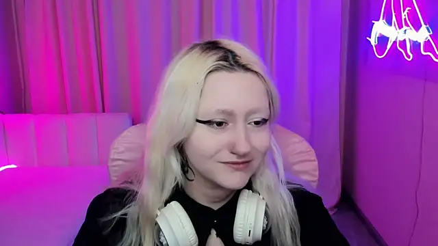JuliaSharkk online show from 10/01/25, 08:48
