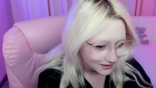 JuliaSharkk online show from 10/15/25, 07:36