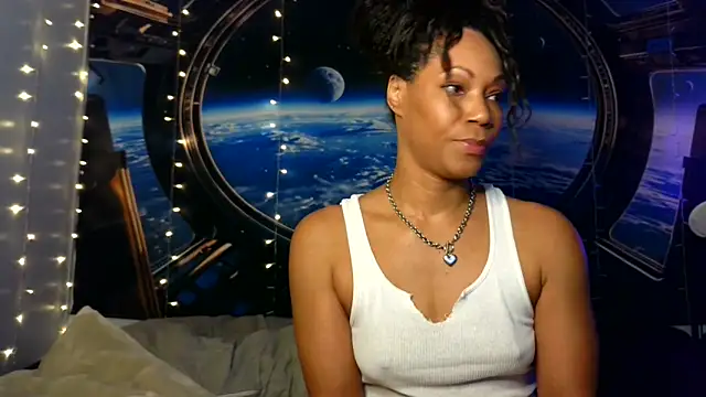 Snapshot of MrsToniTone chatting on 11/11/25, 04:18 MrsToniTone online show from 11/11/25, 04:18