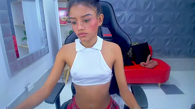 adisson petite1 online show from 10/26/25, 01:06