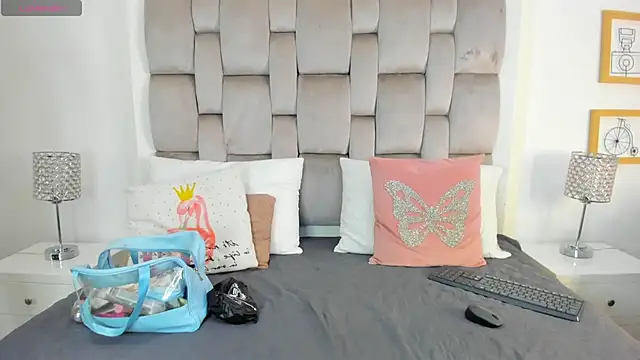 Snapshot of ChikiBom28 chatting on 10/23/25, 07:34 ChikiBom28 online show from 10/23/25, 07:34