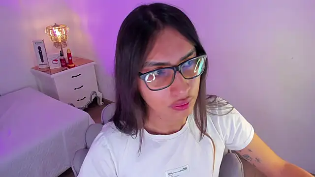 Snapshot of cherrylady_02 chatting on 10/23/25, 01:10 cherrylady 02 online show from 10/23/25, 01:10