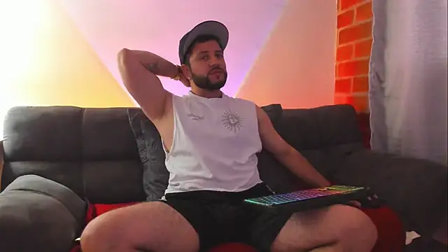Snapshot of TomSloam chatting on 10/10/25, 05:45 TomSloam online show from 10/10/25, 05:45