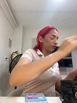 Snapshot of theladymonserrateshow chatting on 11/05/25, 12:05 theladymonserrateshow online show from 11/05/25, 12:05