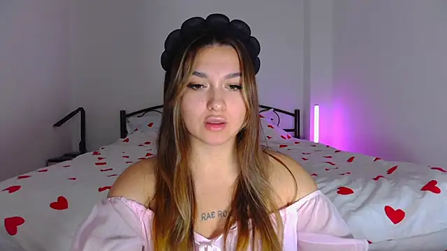 Snapshot of YourEmily_xx chatting on 10/14/25, 10:27 YourEmily xx online show from 10/14/25, 10:27