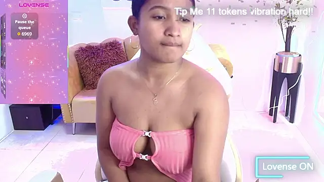 Snapshot of Kiara_rox chatting on 10/03/25, 01:02 Kiara rox online show from 10/03/25, 01:02