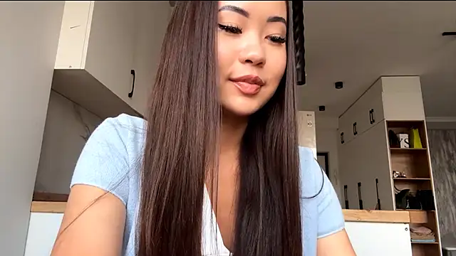 Ur neighbor Kira online show from 10/12/25, 11:09