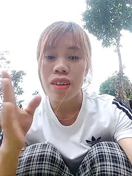 Snapshot of nhinhi-sexy chatting on 10/31/25, 12:55 nhinhi-sexy online show from 10/31/25, 12:55