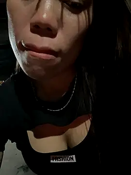 Snapshot of nhinhi-sexy chatting on 11/13/25, 10:25 nhinhi-sexy online show from 11/13/25, 10:25