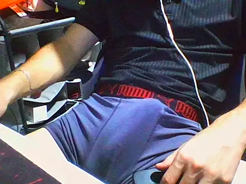 AlbertoRuiz086 online show from 10/28/25, 06:17