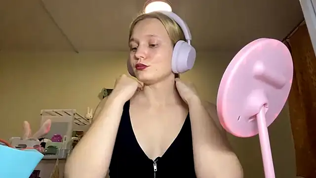 xX Looola Xx online show from 10/18/25, 05:25