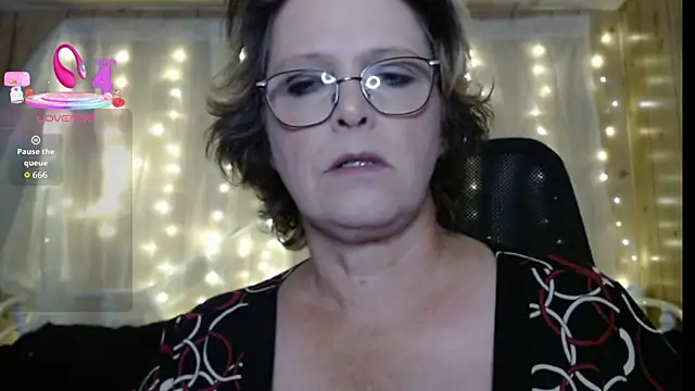 Snapshot of TrailerParkTracee chatting on 10/29/25, 02:36 TrailerParkTracee online show from 10/29/25, 02:36