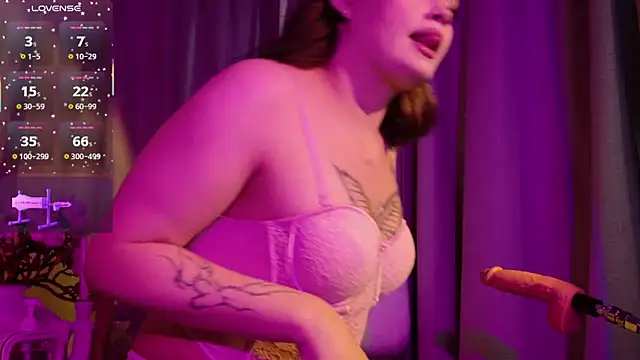 Snapshot of EvaaLane chatting on 10/02/25, 09:05 EvaaLane online show from 10/02/25, 09:05