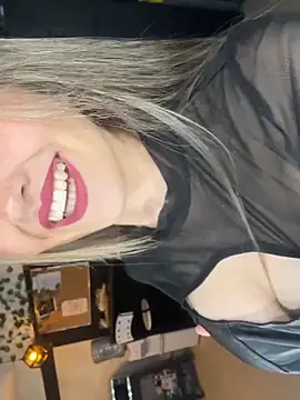 Snapshot of Miia_Millerr chatting on 11/19/25, 02:55 Miia Millerr online show from 11/19/25, 02:55