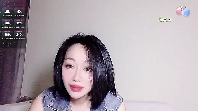 Snapshot of Smile-- chatting on 10/06/25, 10:23 Smile-- online show from 10/06/25, 10:23
