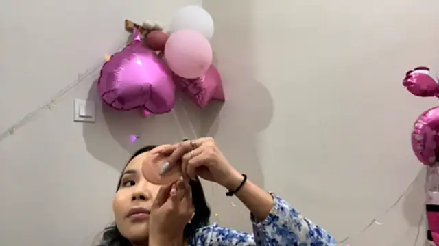 Snapshot of CarollFalick chatting on 10/18/25, 02:40 CarollFalick online show from 10/18/25, 02:40