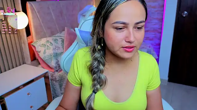 Snapshot of lila_cute1 chatting on 11/17/25, 10:32 lila cute1 online show from 11/17/25, 10:32