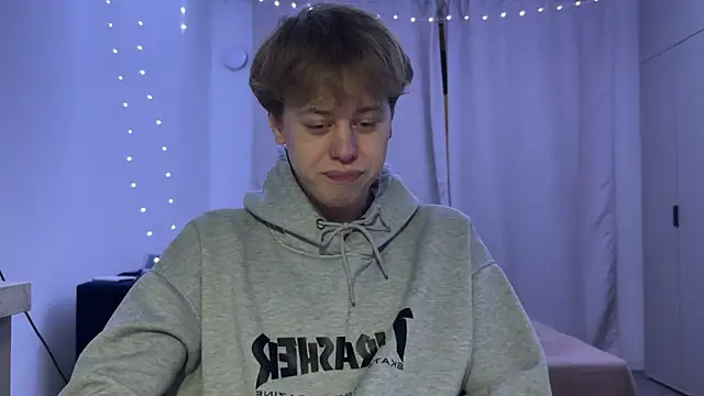 Snapshot of _bee_boy_ chatting on 11/20/25, 04:18 bee boy online show from 11/20/25, 04:18