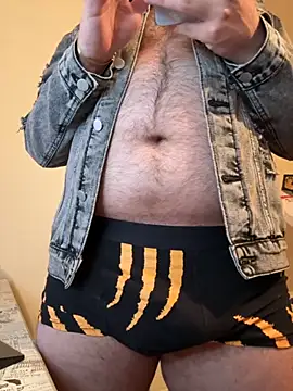 Snapshot of KingAdonisss chatting on 11/19/25, 08:42 KingAdonisss online show from 11/19/25, 08:42