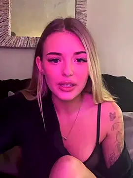Snapshot of EllieEllxx chatting on 10/10/25, 10:03 EllieEllxx online show from 10/10/25, 10:03