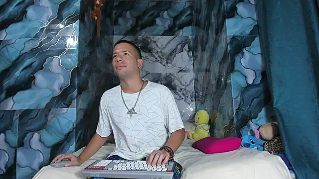 Snapshot of celesteyorucso1 chatting on 10/18/25, 11:27 celesteyorucso1 online show from 10/18/25, 11:27