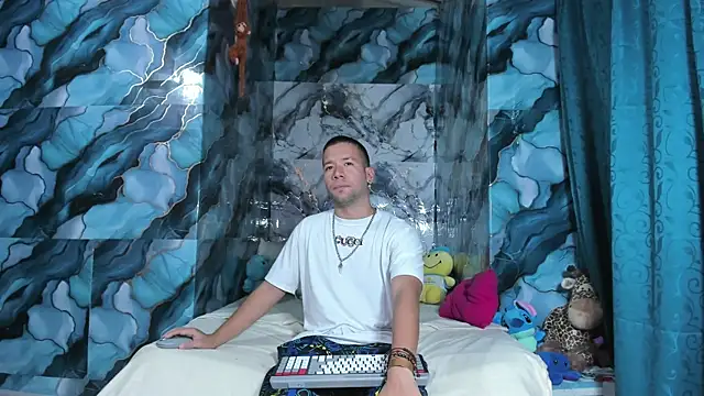 Snapshot of celesteyorucso1 chatting on 10/20/25, 10:43 celesteyorucso1 online show from 10/20/25, 10:43