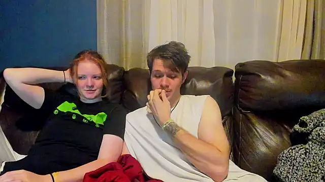 Snapshot of LoversUnleashedXO chatting on 10/19/25, 04:13 LoversUnleashedXO online show from 10/19/25, 04:13