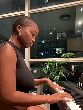 Snapshot of tia___fox chatting on 10/31/25, 07:09 tia fox online show from 10/31/25, 07:09