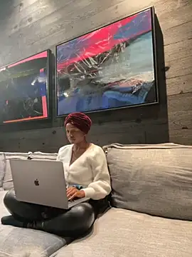 Snapshot of tia___fox chatting on 11/08/25, 10:15 tia fox online show from 11/08/25, 10:15