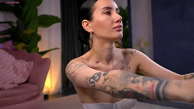 SerenaVelour online show from 11/15/25, 04:25