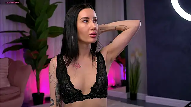 SerenaVelour online show from 11/17/25, 10:43