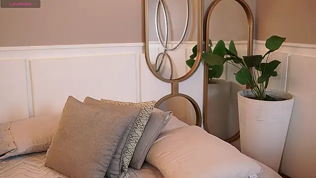 Roxy Vega online show from 11/08/25, 12:38