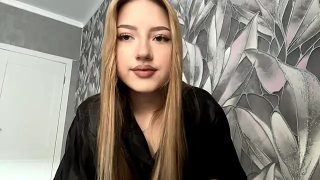 Snapshot of HollyCroker chatting on 11/21/25, 08:24 HollyCroker online show from 11/21/25, 08:24