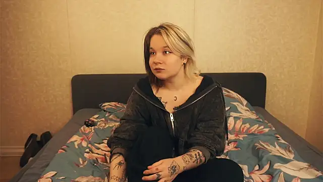 Snapshot of EviaVanveen chatting on 10/17/25, 07:44 EviaVanveen online show from 10/17/25, 07:44