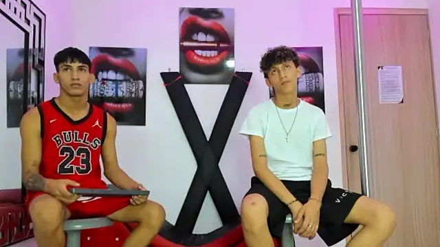 Snapshot of VERY_HOT_GUYS chatting on 10/18/25, 01:30 VERY HOT GUYS online show from 10/18/25, 01:30