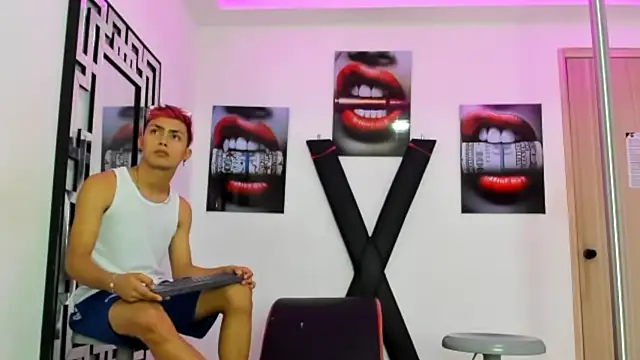 Snapshot of VERY_HOT_GUYS chatting on 10/18/25, 10:54 VERY HOT GUYS online show from 10/18/25, 10:54