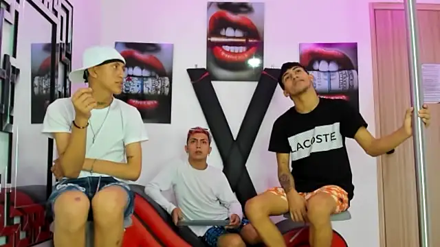 Snapshot of VERY_HOT_GUYS chatting on 10/22/25, 01:17 VERY HOT GUYS online show from 10/22/25, 01:17