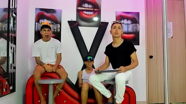 Snapshot of VERY_HOT_GUYS chatting on 10/31/25, 01:17 VERY HOT GUYS online show from 10/31/25, 01:17