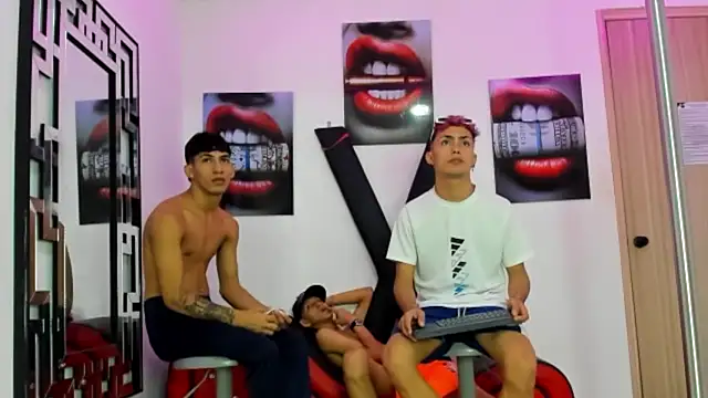 Snapshot of VERY_HOT_GUYS chatting on 11/01/25, 01:29 VERY HOT GUYS online show from 11/01/25, 01:29