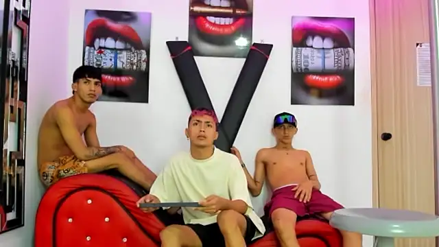 Snapshot of VERY_HOT_GUYS chatting on 11/03/25, 01:45 VERY HOT GUYS online show from 11/03/25, 01:45