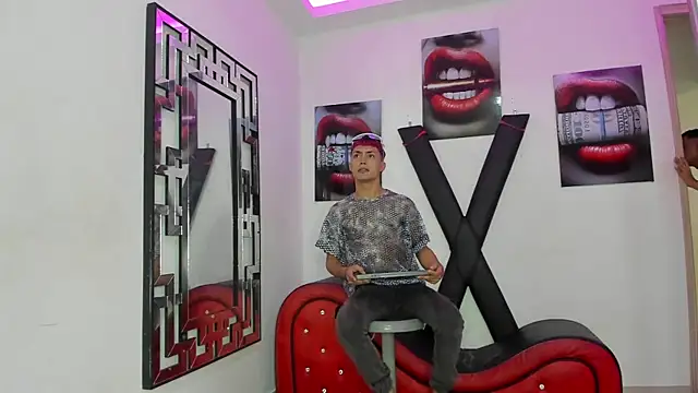 Snapshot of VERY_HOT_GUYS chatting on 11/08/25, 01:28 VERY HOT GUYS online show from 11/08/25, 01:28