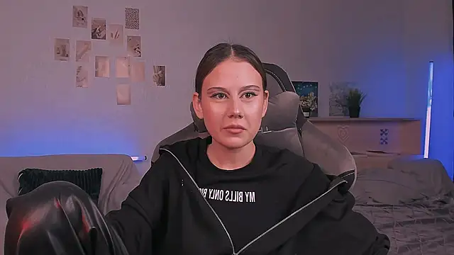 adelle046 online show from 10/13/25, 02:06