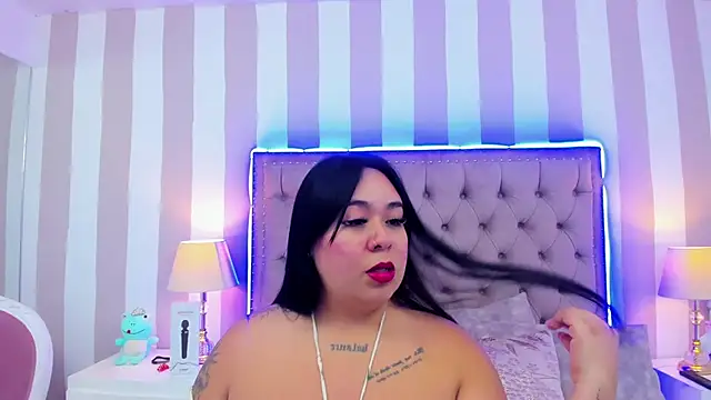 Snapshot of EmaHarpeer chatting on 10/13/25, 01:38 EmaHarpeer online show from 10/13/25, 01:38