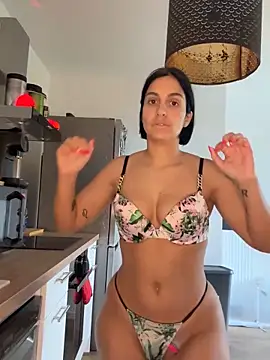 LaPetiteKim online show from 10/16/25, 12:17