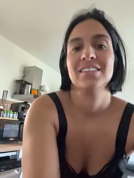 LaPetiteKim online show from 10/31/25, 01:12