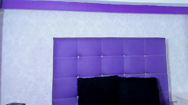 LeaMoreau22 online show from 10/10/25, 12:15